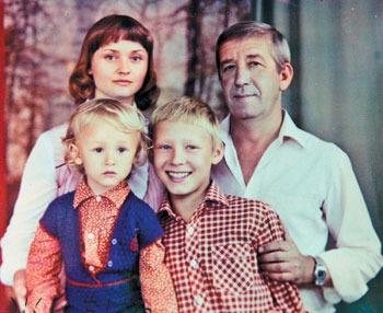 Борислав и Екатерина с сыновьями Богданом (слева) и Костей. Фото начала 1980-х. 